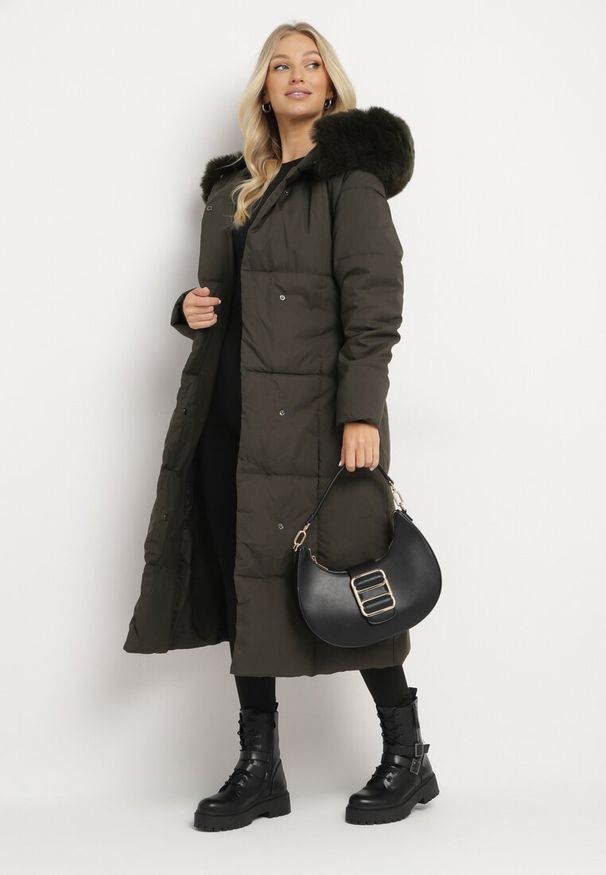 Born2be - Ciemnozielona Pikowana Kurtka z Kapturem z Odpinanym Futerkiem i Wiązanym Paskiem Kikira. Okazja: na spacer. Typ kołnierza: kaptur. Kolor: zielony. Materiał: futro. Długość rękawa: długi rękaw. Długość: długie. Styl: elegancki