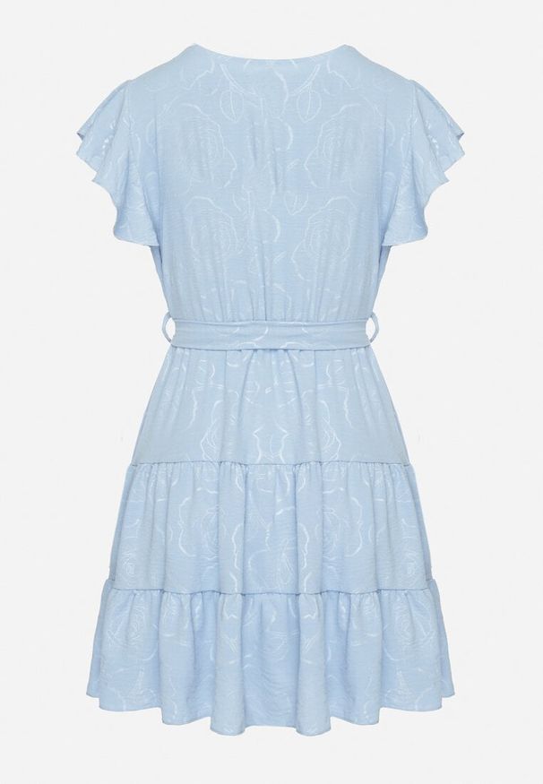 Born2be - Jasnoniebieska Kopertowa Sukienka Ozdobiona Falbanami i Paskiem Liliessa. Okazja: na co dzień. Typ kołnierza: dekolt w kształcie V. Kolor: niebieski. Wzór: aplikacja. Typ sukienki: kopertowe. Styl: casual, klasyczny, elegancki