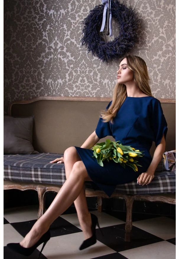 Sukienki.shop - Sukienka ołówkowa kimonowa z bufiastymi rękawami granatowa. Okazja: na ślub cywilny, na imprezę, na randkę, na wesele, do pracy. Kolor: niebieski. Materiał: materiał, elastan, tkanina. Wzór: gładki. Typ sukienki: ołówkowe. Styl: elegancki. Długość: midi