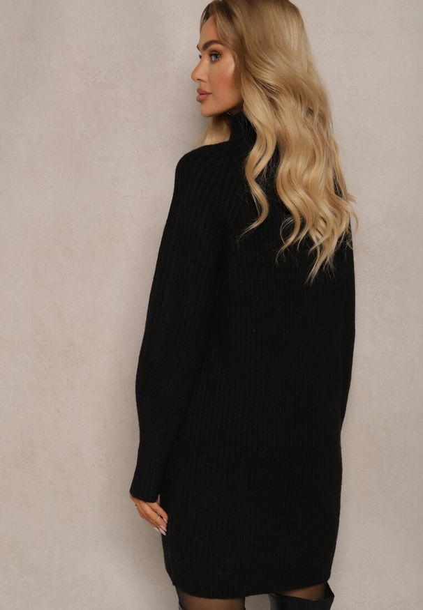 Renee - Czarna Pudełkowa Sukienka Sweterkowa Półgolf z Wełną Norawen. Okazja: na co dzień. Kolor: czarny. Materiał: wełna. Styl: casual, klasyczny