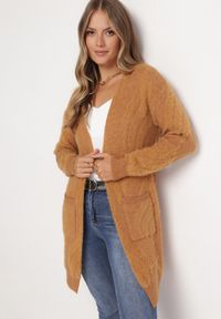 Born2be - Ciemnobeżowy Puszysty Kardigan Niezapinany Heliture. Kolekcja: plus size. Kolor: brązowy. Materiał: dzianina. Długość rękawa: długi rękaw. Długość: długie #3