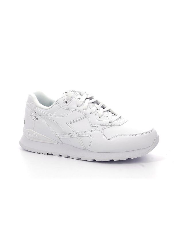 Buty do chodzenia damskie Diadora. Zapięcie: sznurówki. Kolor: biały. Materiał: skóra, materiał. Szerokość cholewki: normalna. Sport: turystyka piesza