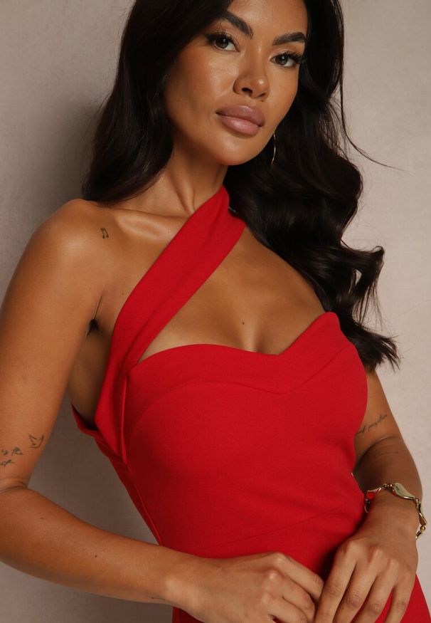 Renee - Czerwona Koktajlowa Sukienka Typu Bodycon o Asymetrycznym Kroju Haliannea. Okazja: na co dzień, na imprezę. Kolor: czerwony. Długość rękawa: bez rękawów. Sezon: lato. Typ sukienki: bodycon, asymetryczne. Styl: wizytowy
