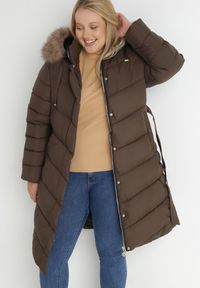 Born2be - Brązowa Kurtka Pikowana z Wiązanym Paskiem Manne. Kolekcja: plus size. Kolor: brązowy. Materiał: materiał, futro. Długość rękawa: długi rękaw. Długość: długie #7
