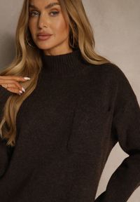 Renee - Brązowa Sukienka z Półgolfem z Dzianiny z Wiskozą i Dodatkiem Wełny Nessla. Okazja: na co dzień. Kolor: brązowy. Materiał: dzianina, wełna, wiskoza. Styl: casual, elegancki #4