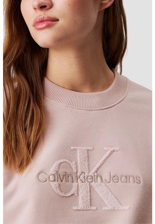 Calvin Klein - CALVIN KLEIN Różowa bluza damska z haftowanym logo. Okazja: na co dzień. Kolor: różowy. Materiał: bawełna. Wzór: haft. Styl: casual