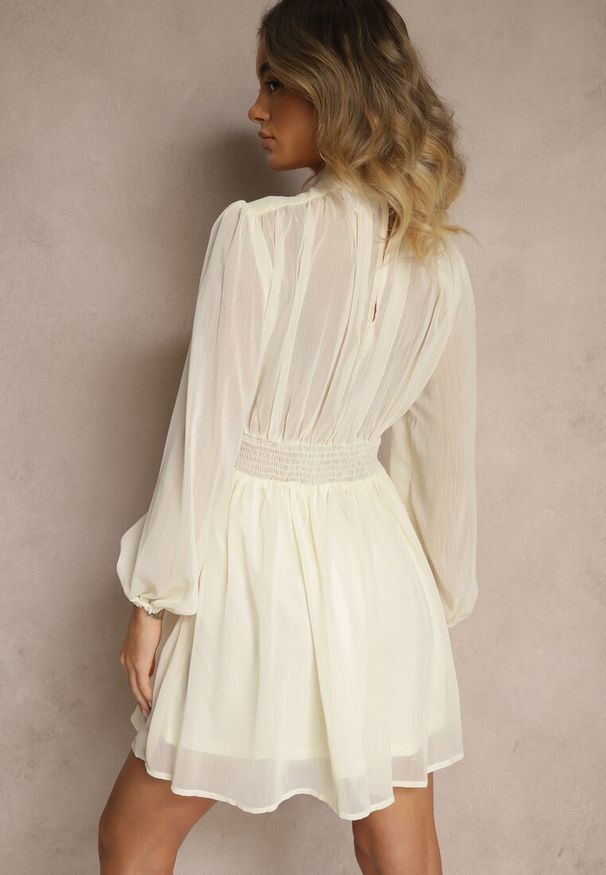 Renee - Beżowa Rozkloszowana Sukienka z Półprzeźroczystymi Wstawkami i Stójką Gelabine. Okazja: na spacer, na co dzień. Typ kołnierza: kołnierzyk stójkowy. Kolor: beżowy. Typ sukienki: proste, rozkloszowane. Styl: elegancki, casual