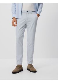 Reserved - Spodnie chino slim fit - jasnoniebieski. Kolor: niebieski. Materiał: bawełna, tkanina