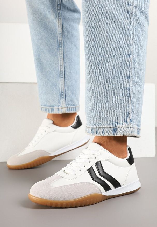 Renee - Białe Sneakersy w Stylu Tenisówek z Paskami na Boku Cholewki Aitoria. Okazja: na co dzień. Zapięcie: pasek. Kolor: biały. Szerokość cholewki: normalna