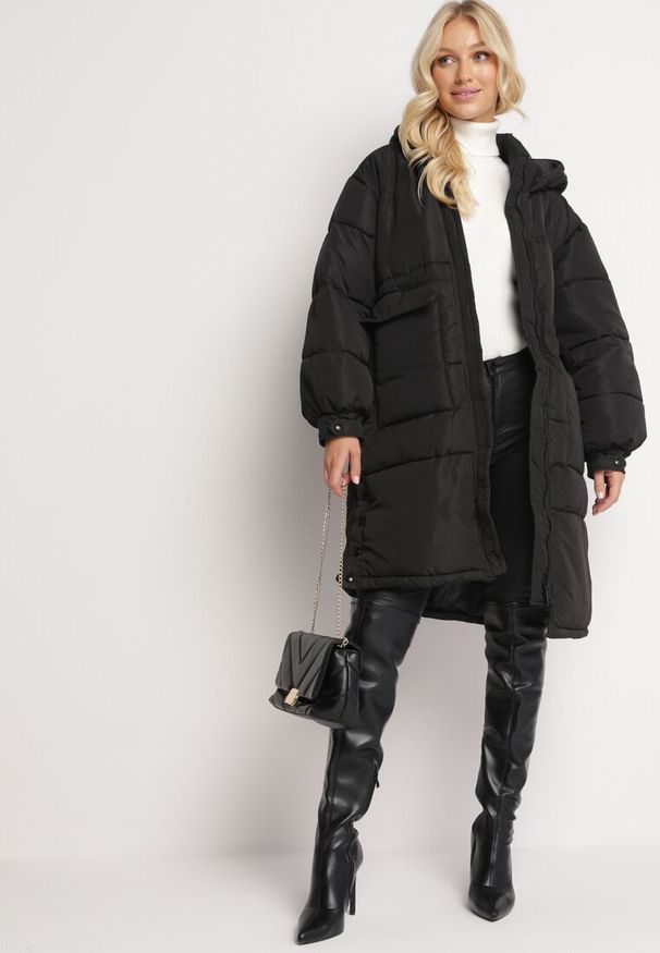 Born2be - Czarna Kurtka Oversize do Kolana z Kapturem Mollo. Okazja: na co dzień. Typ kołnierza: kaptur. Kolor: czarny. Materiał: jeans, dzianina. Styl: casual, elegancki