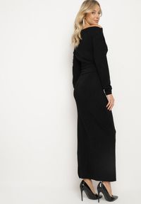 Born2be - Czarna Taliowana Sukienka z Wiskozą na Jedno Ramię Nialinda. Okazja: na co dzień, na spacer. Kolor: czarny. Materiał: wiskoza. Długość rękawa: długi rękaw. Wzór: aplikacja. Sezon: jesień, wiosna. Typ sukienki: dopasowane, asymetryczne. Styl: casual #4