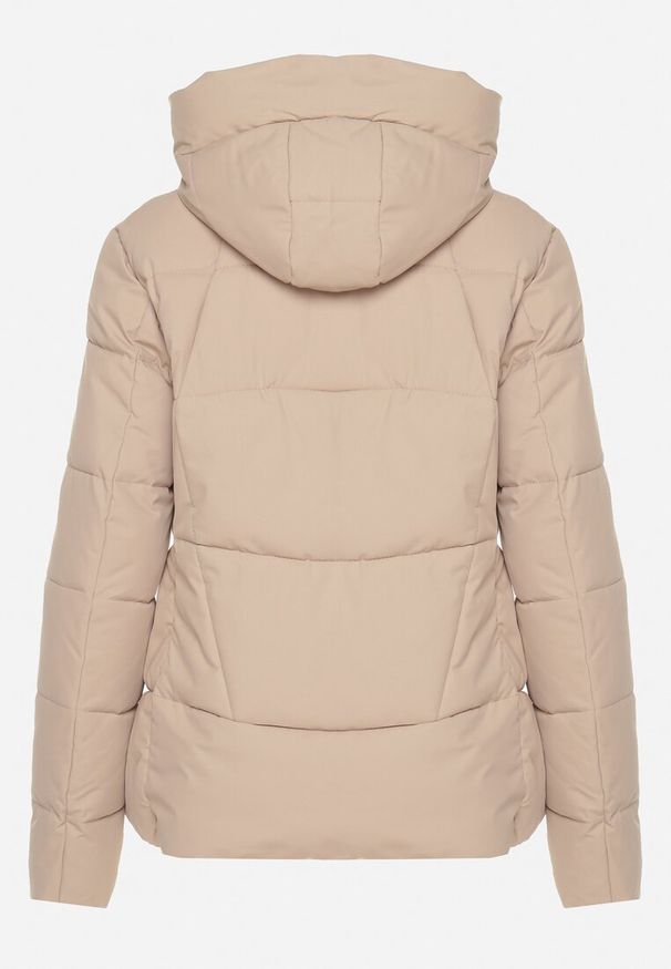 Born2be - Beżowa Przejściowa Kurtka Pikowana z Kapturem i Naszywką Sagiala. Okazja: na co dzień. Typ kołnierza: kaptur. Kolor: beżowy. Materiał: jeans. Długość rękawa: długi rękaw. Długość: długie. Wzór: aplikacja. Styl: elegancki, casual