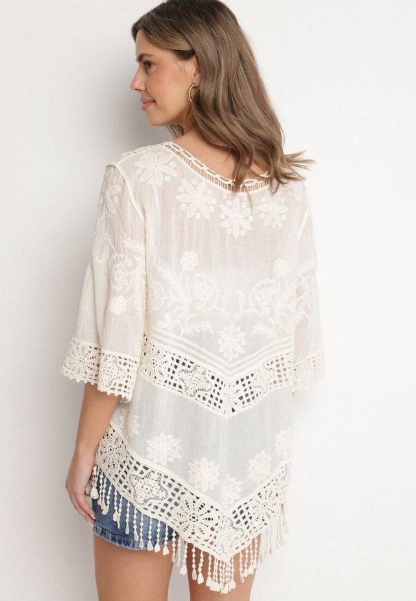 Born2be - Jasnobeżowa Bawełniana Bluzka Oversize w Stylu Boho z Haftem i Koroną Maivienne. Okazja: na co dzień. Typ kołnierza: dekolt w serek. Kolor: beżowy. Długość: krótkie. Wzór: haft. Materiał: bawełna. Długość rękawa: krótki rękaw. Sezon: wiosna, lato. Styl: boho