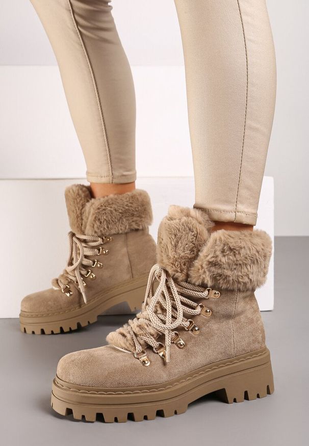 Born2be - Ciemnobeżowe Traperki na Tłoczonej Podeszwie Ozdobione Futerkiem Taiva. Okazja: na co dzień. Kolor: beżowy. Materiał: futro. Wzór: aplikacja. Obcas: na płaskiej podeszwie. Styl: casual