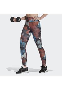 Adidas - Damskie legginsy z wysokim stanem z nadrukiem adidas Training Essentials. Stan: podwyższony. Kolor: czerwony, szary, wielokolorowy. Wzór: nadruk. Sport: fitness