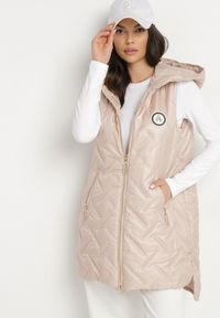 Born2be - Różowa Pikowana Kamizelka z Kapturem i Ozdobną Naszywką Liselilia. Okazja: na co dzień. Typ kołnierza: kaptur. Kolor: różowy. Materiał: jeans. Wzór: aplikacja. Styl: casual, elegancki, sportowy #3