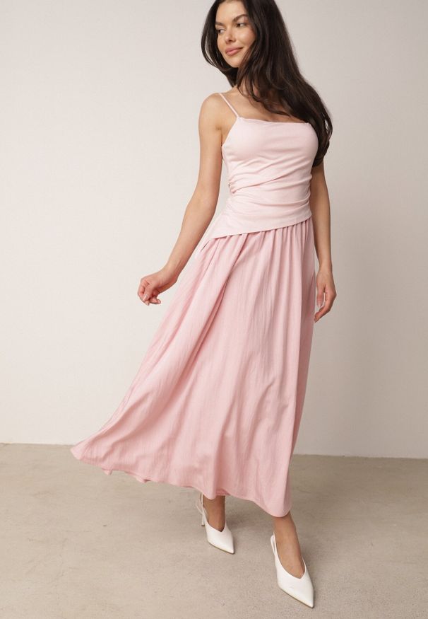 Born2be - Różowa Bawełniana Sukienka Koktajlowa na Ramiączkach z Asymetryczną Górą Thelis. Okazja: na co dzień. Typ kołnierza: dekolt kwadratowy. Kolor: różowy. Wzór: gładki. Typ sukienki: asymetryczne. Materiał: bawełna. Długość rękawa: na ramiączkach. Sezon: lato. Styl: wizytowy