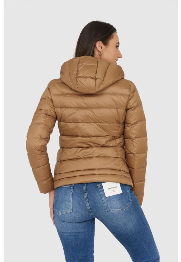 Blauer USA - BLAUER Brązowa puchowa kurtka z kapturem Claudia fashion down jacket with hood. Typ kołnierza: kaptur. Kolor: brązowy. Materiał: puch