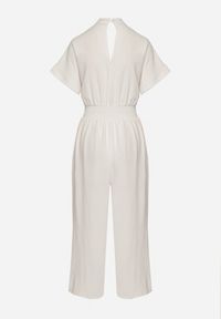 Born2be - Biały Kombinezon z Wiskozy z Gumką w Talii i Dekoltem w Serek z Guzikami Nisella. Okazja: na co dzień. Kolor: biały. Materiał: wiskoza. Długość rękawa: krótki rękaw. Długość: krótkie. Styl: casual, elegancki #3