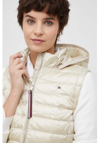TOMMY HILFIGER - Tommy Hilfiger bezrękawnik puchowy kolor beżowy. Okazja: na co dzień. Kolor: beżowy. Materiał: puch. Długość rękawa: bez rękawów. Styl: casual #3
