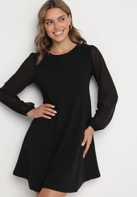 Born2be - Czarna Sukienka o Rozkloszowanym Kroju z Półtransparentnymi Rękawami Edalinne. Okazja: do pracy, na co dzień. Kolor: czarny. Materiał: skóra. Typ sukienki: proste. Styl: casual, elegancki