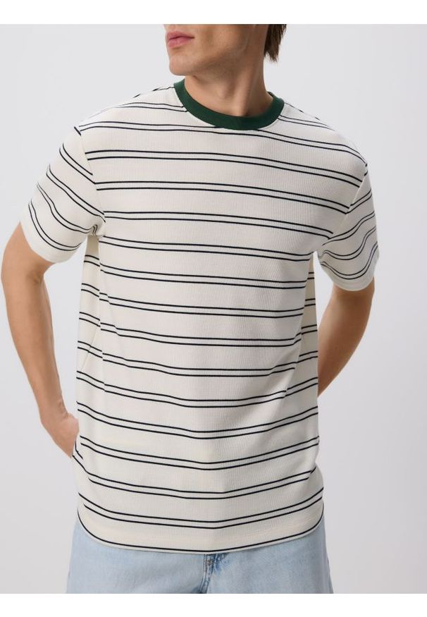 Reserved - T-shirt comfort w paski - biały. Kolor: biały. Materiał: dzianina, bawełna. Wzór: paski