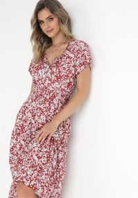 Born2be - Czerwona Bawełniana Sukienka w Kwiatki z Gumką w Talii i Guzikami Ronalika. Okazja: na co dzień. Typ kołnierza: dekolt w serek. Kolor: czerwony. Materiał: bawełna. Wzór: kwiaty. Typ sukienki: rozkloszowane. Styl: klasyczny, casual, elegancki #1