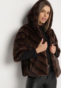 Born2be - Brązowa Kurtka Futerko Oversize z Kapturem i Rękawami 3/4 Idanne. Okazja: na co dzień. Typ kołnierza: kaptur. Kolor: brązowy. Materiał: futro. Styl: klasyczny, casual, elegancki #7