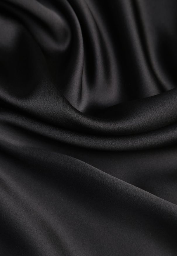 Renee - Czarna Satynowa Midi Spódnica Rozkloszowana z Gumką w Pasie i Suwakiem Leose. Kolor: czarny. Materiał: satyna