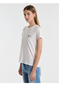 Big-Star - Koszulka damska bawełniana z niewielkim nadrukiem na piersi biała Benetta 100. Kolor: biały. Materiał: bawełna. Wzór: nadruk. Styl: klasyczny #5