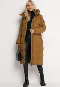 Born2be - Brązowa Zimowa Kurtka za Kolano Płaszcz z Szerokim Pikowaniem i Nieodpinanym Kapturem Hressa. Kolor: brązowy. Długość: długie. Wzór: aplikacja. Sezon: zima #1