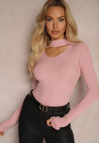 Renee - Jasnoróżowy Sweter Golf z Ozdobnym Wycięciem Przy Dekolcie Erticia. Typ kołnierza: golf. Kolor: różowy. Sezon: zima