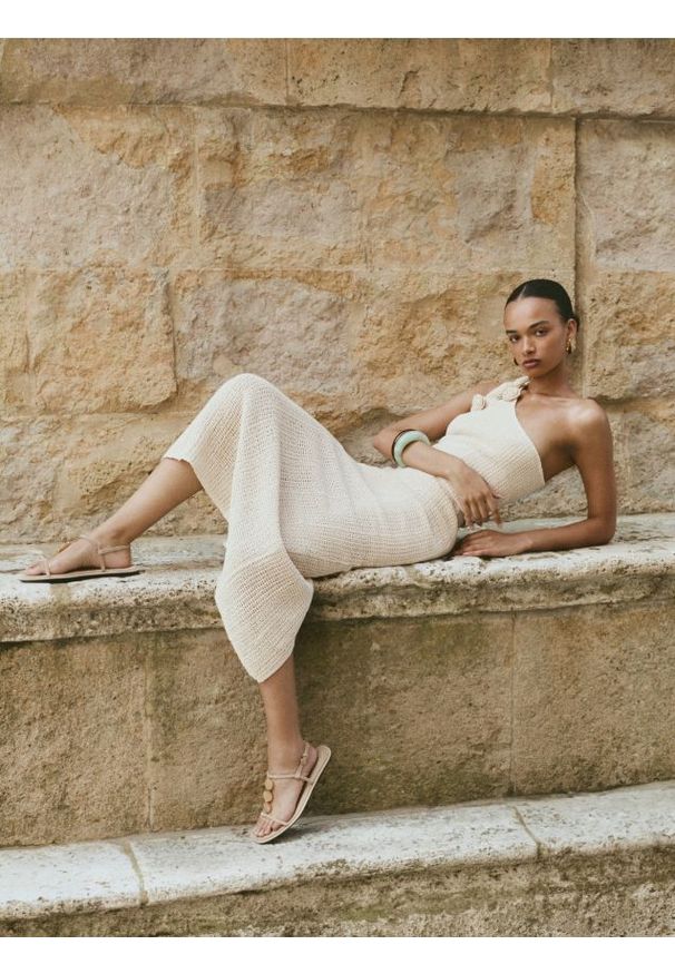 Reserved - Crochetowy top z kwiatową aplikacją - beżowy. Kolor: beżowy. Materiał: dzianina, bawełna. Wzór: aplikacja, kwiaty