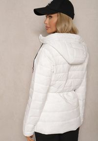 Renee - Biała Kurtka z Kapturem Ozdobiona Pikowaniem i Sznurkami Zaimara. Typ kołnierza: kaptur. Kolor: biały. Materiał: jeans. Wzór: aplikacja. Styl: elegancki