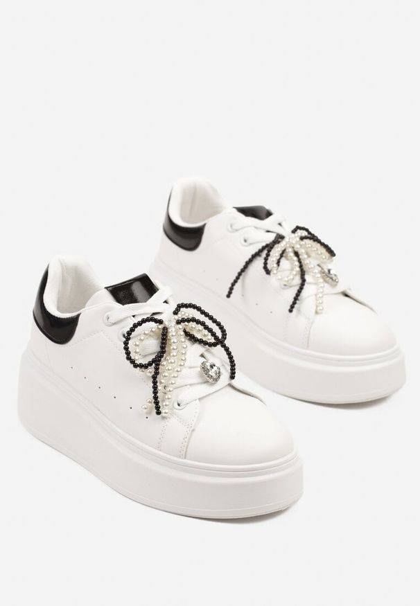 Born2be - Biało-Czarne Sneakersy na Platformie Ozdobione Łańcuszkiem z Perełek Walenia. Okazja: na co dzień. Nosek buta: okrągły. Zapięcie: sznurówki. Kolor: biały. Materiał: jeans. Wzór: aplikacja. Obcas: na platformie