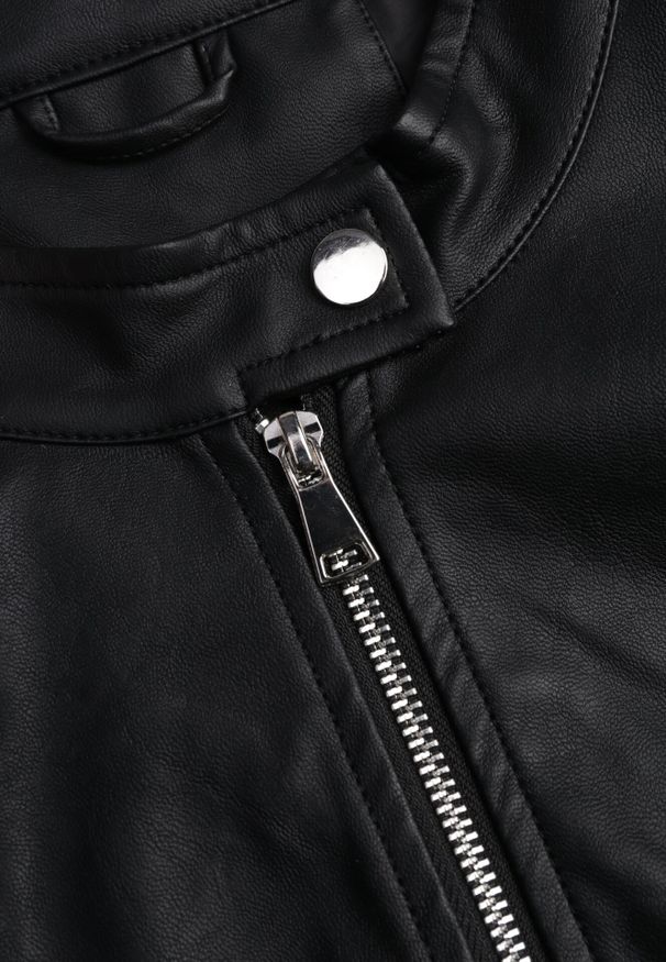 Born2be - Czarna Kurtka Ramoneska o Klasycznym Kroju ze Stójką na Nap Zeaniel. Okazja: na spacer, na co dzień. Typ kołnierza: kołnierzyk stójkowy. Kolekcja: plus size. Kolor: czarny. Materiał: poliester, skóra, jeans. Styl: klasyczny