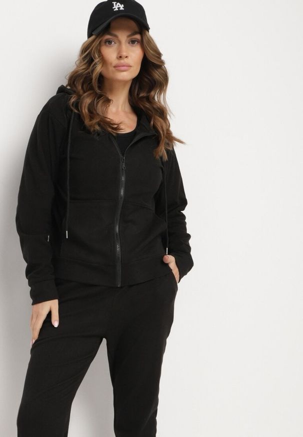 Born2be - Czarny Komplet Dresowy Bluza z Kapturem i Spodnie z Troczkiem Sorttia. Kolor: czarny. Materiał: dresówka