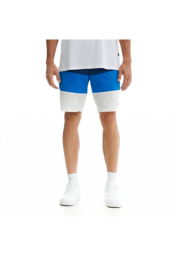 Cropp - Trójkolorowe szorty jogger - Granatowy. Kolor: niebieski. Materiał: tkanina. Długość: krótkie. Wzór: kolorowy