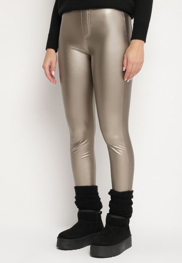 Born2be - Złote Legginsy z Ekoskóry z Wysokim Stanem i Wsuwanymi Kieszeniami Rievalia. Stan: podwyższony. Kolor: złoty. Materiał: skóra. Sezon: zima