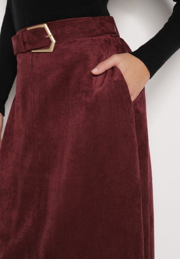 Born2be - Bordowa Rozkloszowana Wiskozowa Spódnica z Bawełną Ozdobiona Paskiem Nawedea. Okazja: na co dzień. Kolor: czerwony. Materiał: wiskoza, bawełna. Wzór: aplikacja. Styl: casual, elegancki, klasyczny