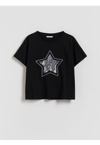 Reserved - T-shirt z cekinową aplikacją - czarny. Kolor: czarny. Materiał: bawełna. Długość: krótkie. Wzór: aplikacja