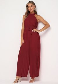 Born2be - Bordowy Taliowany Kombinezon z Dekoltem Typu Halter z Gumką w Pasie i Materiałowym Paskiem Xolefia. Okazja: na imprezę, na co dzień. Kolor: czerwony. Materiał: materiał. Styl: casual, elegancki #1