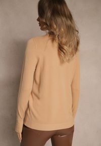 Renee - Ciemnobeżowy Golf o Dopasowanym Kroju Zdobiony Minimalistycznymi Aplikacjami Unissa. Okazja: na spacer. Typ kołnierza: golf. Kolor: beżowy. Materiał: jeans. Wzór: aplikacja. Styl: klasyczny, elegancki #5