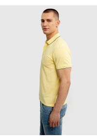 Big-Star - Koszulka męska polo żółta Cardi 200. Okazja: na co dzień. Typ kołnierza: polo. Kolor: żółty. Materiał: jeans, bawełna, tkanina. Wzór: aplikacja, prążki, haft. Sezon: wiosna, lato. Styl: casual, elegancki #4