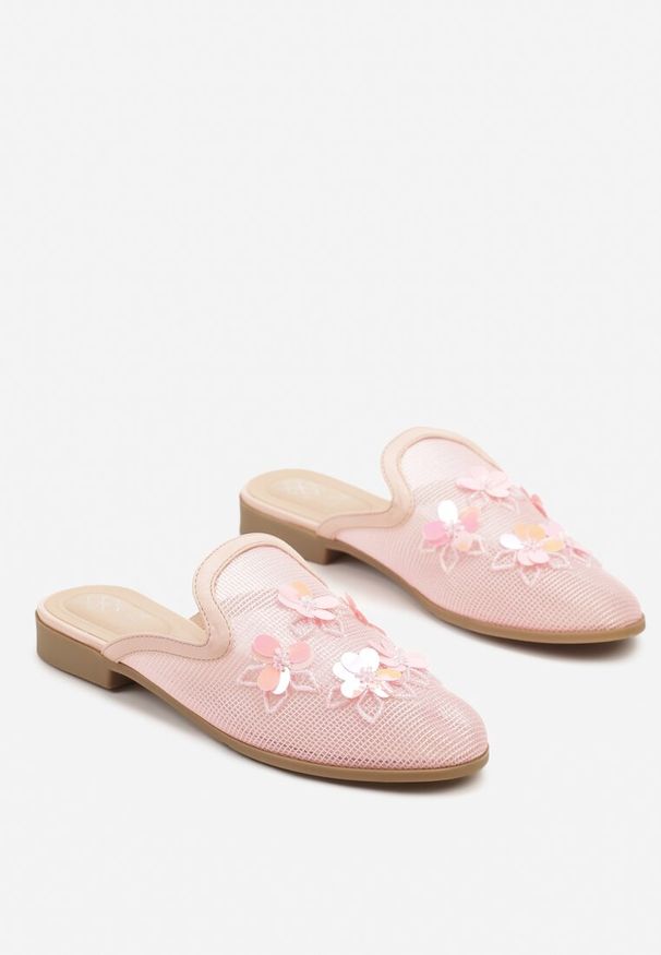 Renee - Różowe Klapki Mule z Siateczkową Cholewką i Kwiatami 3D Annalen. Okazja: na co dzień. Kolor: różowy. Materiał: jeans. Wzór: kwiaty. Styl: casual