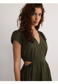 Reserved - Sukienka midi z wycięciami - oliwkowy. Kolor: oliwkowy. Materiał: bawełna. Długość: midi