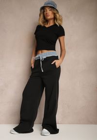 Renee - Czarny Bawełniany T-shirt z Dekoltem w Serek Tarilne. Okazja: na co dzień. Typ kołnierza: dekolt w serek. Kolor: czarny. Materiał: bawełna. Styl: sportowy, casual