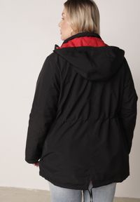 Born2be - Czarno-Czerwona Przejściowa Kurtka Dwustronna Parka z Pikowaniem i Kapturem Tidare. Okazja: na co dzień, na spacer. Kolekcja: plus size. Kolor: czarny. Materiał: jeans, poliester. Styl: sportowy, casual #3