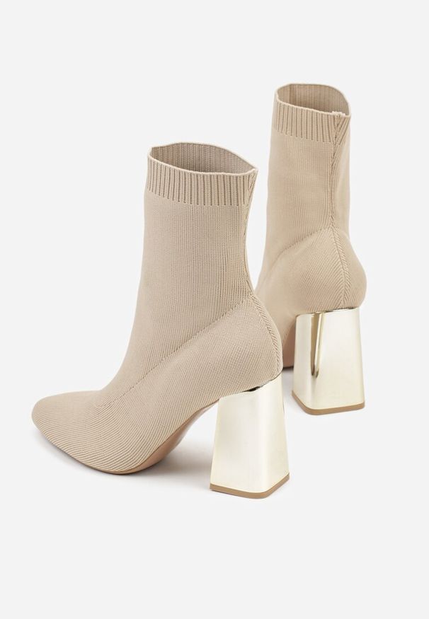 Renee - Ciemnobeżowe Skarpetkowe Botki VICES na Słupku w Eleganckim Stylu Rarana. Zapięcie: bez zapięcia. Kolor: beżowy. Materiał: skóra. Obcas: na słupku. Styl: elegancki. Wysokość obcasa: średni