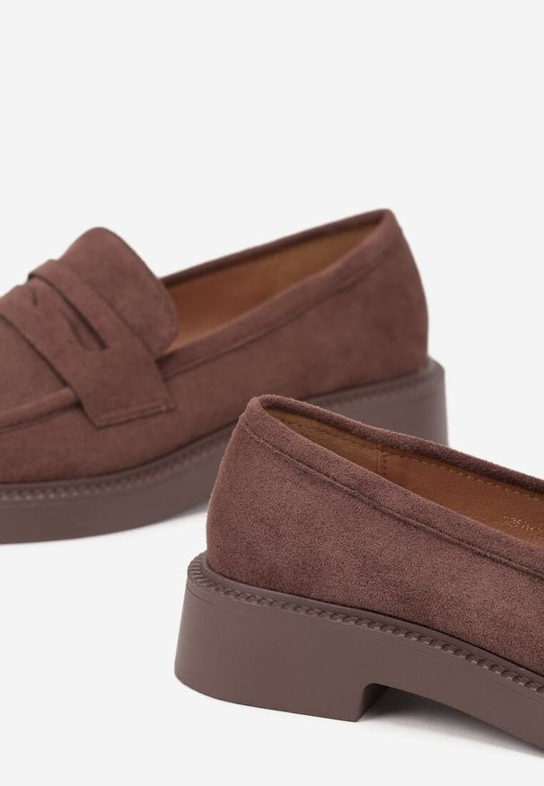 Renee - Brązowe Mokasyny Vices Ozdobione Przeszyciami Racce. Okazja: na co dzień. Kolor: brązowy. Materiał: jeans. Wzór: aplikacja. Styl: casual, elegancki, klasyczny, wizytowy